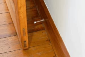 Porta in legno con fermaporta metallico a pavimento