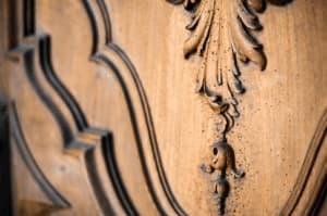 Dettaglio di intaglio decorativo su porta in legno