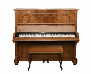 Pianoforte verticale in legno con sgabello abbinato